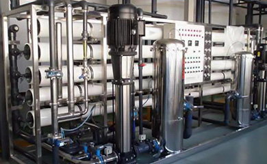 半導(dǎo)體超純水設(shè)備是應(yīng)用于半導(dǎo)體生產(chǎn)零件清洗的超純水設(shè)備，需要符合特定的用水水質(zhì)標(biāo)準(zhǔn),半導(dǎo)體超純水設(shè)備出水水質(zhì)要符合美國ASTM純水水質(zhì)標(biāo)準(zhǔn)、我國電子工業(yè)電子級水質(zhì)技術(shù)標(biāo)準(zhǔn)18MΩ.cm以上