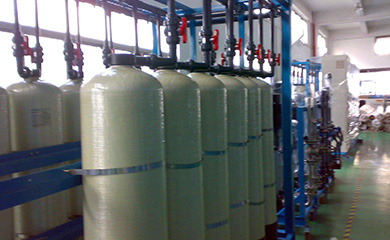 拋光混床的樹脂是不能再生重復(fù)使用的。拋光混床又稱一次性混床一般情況用在工藝末端，用來更進一步提高產(chǎn)水水質(zhì)。為獲得電子、醫(yī)藥或其他行業(yè)用電導(dǎo)率0.055μS/cm（電阻率18.2 MΩ·cm）的理論純水，在普通混床或EDI凈水設(shè)備后，通常還裝設(shè)拋光混床進行最終的精處理。