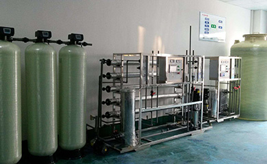 電去離子系統(tǒng)的作用是精除鹽。在使用RO滲透水脫除97～99%離子的前提下，EDI可直接將反滲透產(chǎn)水提純到純水、高純水、超純水的標(biāo)準(zhǔn)，而無需使用離子交換混床，其產(chǎn)水的電阻率最高可達18MΩ·cm。