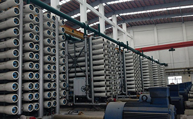 通過獨特的設(shè)計，使進水通過填充有可再生樹脂的淡水室，使水中雜質(zhì)離子被樹脂吸附，從而得到純化水。而樹脂在直流電場裂解水的作用下得到無污染的再生，因此保持活性。而釋放的雜質(zhì)離子將在直流電場的作用下，定向移動，通過離子選擇膜進入濃水室被濃水帶走。