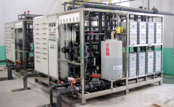 通過獨特的設(shè)計，使進水通過填充有可再生樹脂的淡水室，使水中雜質(zhì)離子被樹脂吸附，從而得到純化水。而樹脂在直流電場裂解水的作用下得到無污染的再生，因此保持活性。而釋放的雜質(zhì)離子將在直流電場的作用下，定向移動，通過離子選擇膜進入濃水室被濃水帶走。