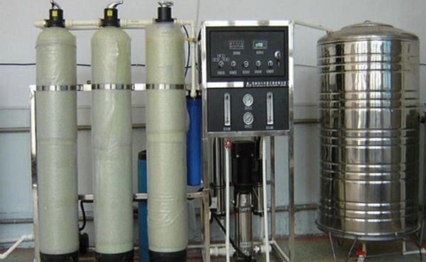 電子工業(yè)生產(chǎn)或者配件清洗需用到純水，水質(zhì)的高低也會(huì)影響生產(chǎn)。電子工業(yè)的高速發(fā)展表明一個(gè)國(guó)家的高新技術(shù)產(chǎn)業(yè)有了長(zhǎng)足進(jìn)步，我國(guó)幾十年來特別是進(jìn)入新世紀(jì)以來電子行業(yè)的有了穩(wěn)定快速的發(fā)展。電子工業(yè)包括半導(dǎo)體、芯片、線路板等，這些與人們的現(xiàn)在的生活密切相關(guān)。