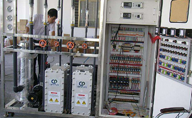       去離子水設(shè)備盡可能地減少各級的污染，延長設(shè)備的使用壽命、降低操作人員的維護(hù)工作量。在工藝設(shè)計上，上海去離子水設(shè)備取市政自來水為源水，流經(jīng)介質(zhì)過濾器，活性碳過濾器，鈉離子