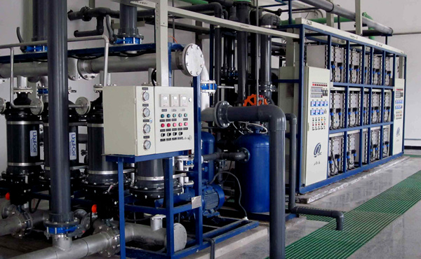 傳統(tǒng)的離子交換系統(tǒng)，去除水中的陰離子和陽離子，但水中仍然存在可溶性的有機(jī)物，可以污染離子交換柱從而降低其功效。現(xiàn)在主要采用反滲透+混床或反滲透+EDI的制取工藝。超純水設(shè)備是集于超濾，微濾，吸附，殺菌等技術(shù)的設(shè)備?？梢园炎詠硭D(zhuǎn)為超純水的設(shè)備。