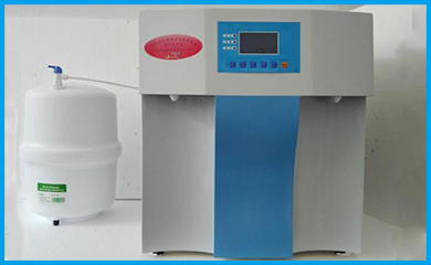 宏森環(huán)保實(shí)驗(yàn)室去離子水機(jī)設(shè)備采用先進(jìn)的反滲透技術(shù)，通過反滲透膜的優(yōu)化可以去除98%左右的離子，然后再由樹脂進(jìn)行脫鹽，以保證出水的穩(wěn)定，滿足客戶需求。