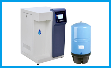 實驗室超純水機有著彩色的液晶顯示器和獨有的多行顯示系統(tǒng)，設(shè)備操作簡單；設(shè)備的主機連接著微電腦控制系統(tǒng)，有著自動檢測修復(fù)功能；一機能同時制備取用超純水和純化水，實驗、分析、科研等各類清洗均可滿足；該實驗室超純水設(shè)備具有具備開機自檢、缺水保護報警、停電自動復(fù)位、純水桶滿水后自動停機、超低壓保護、RO自動沖洗功能....