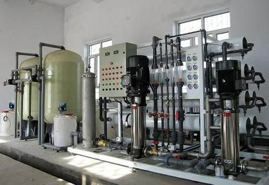 醫(yī)院醫(yī)療用水標(biāo)準(zhǔn)高，要符合中國藥典2010版本和GMP的認(rèn)證要求。采用的反滲透設(shè)備，EDI現(xiàn)在公認(rèn)的最新技術(shù)。有針對性的設(shè)計(jì)出一套制藥針劑用純化水裝置，這套裝置的適用范圍廣泛，例如，醫(yī)藥純化水設(shè)備，醫(yī)院透析用純化水設(shè)備等。材質(zhì)選用的都是國內(nèi)外知名的品牌。