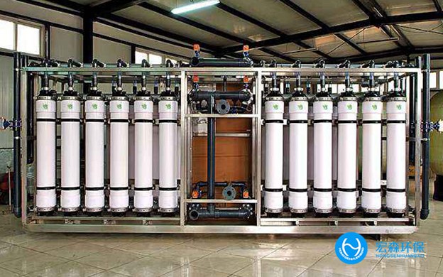 隨著經(jīng)濟(jì)發(fā)展人們對(duì)生活要求也提高,有了大量食品加工行業(yè),但是這個(gè)行業(yè)在生產(chǎn)過程中會(huì)排放大量污水,如果不及時(shí)處理,污水可能會(huì)流入食品生產(chǎn)工藝中,影響食品的衛(wèi)生。食品加工行業(yè)想要處理食品加工污水,就選擇食品加工廢水零排放設(shè)備,應(yīng)注重其優(yōu)點(diǎn)和特點(diǎn)。食品加工廢水零排放設(shè)備精確地將接觸氧化工藝和活性污泥相結(jié)合,使廢水處理水平大大提高。 食品加工廢水零排放設(shè)備 一、投資難 建設(shè)大型廢水處理廠的投資壓力往往很大,這種食品加工廢水零排放設(shè)備的總投資非常小,市場(chǎng)價(jià)格從幾萬到幾十萬不等,適用于房地產(chǎn)、大工廠等社會(huì)大資金的投資,等等,這也更符合“誰污染誰治理”的原則。 二、精確實(shí)現(xiàn)中水回用,達(dá)到節(jié)水的目的 大型廢水處理廠開展中水業(yè)務(wù)的主要障礙是鋪設(shè)一條極大的中水通道管網(wǎng),綜合設(shè)備可以更敏捷地配置。通常來說,排水點(diǎn)也是中水回用的點(diǎn),這樣就全然可以省去下方水道的建設(shè)。 三、要精確解決建筑面積問題 廢水處理廠的建設(shè)必須占用大面積的土地,但隨著城市化進(jìn)程和土地利用日趨惡化,綜合設(shè)備處理效率很低,而且可以埋在地表下列,基本上不占用土地面積。 四、緩解市政管理建設(shè)壓力 大型廢水處理廠的建設(shè)需要大型市政管網(wǎng)系統(tǒng)的建設(shè)。對(duì)于網(wǎng)絡(luò)不興盛的小區(qū)、工廠、風(fēng)景名勝區(qū)的建設(shè),管理不便于,也是資金的浪費(fèi)。而且這種食品加工廢水零排放設(shè)備更便于分離排水,不會(huì)增加廢水管道的壓力。