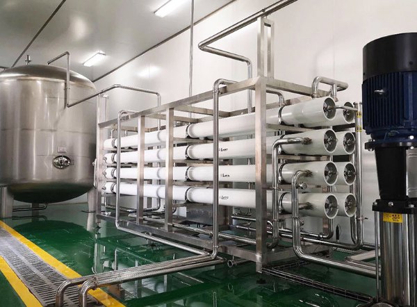 制藥工業(yè)的純化水設(shè)備跟普通的純水設(shè)備有什么區(qū)別?